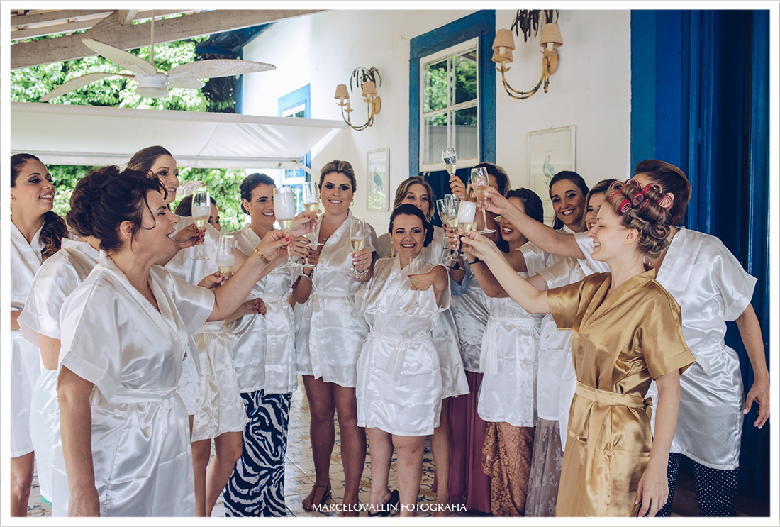 Casamento no campo SP - Madrinhas brindando com a noiva