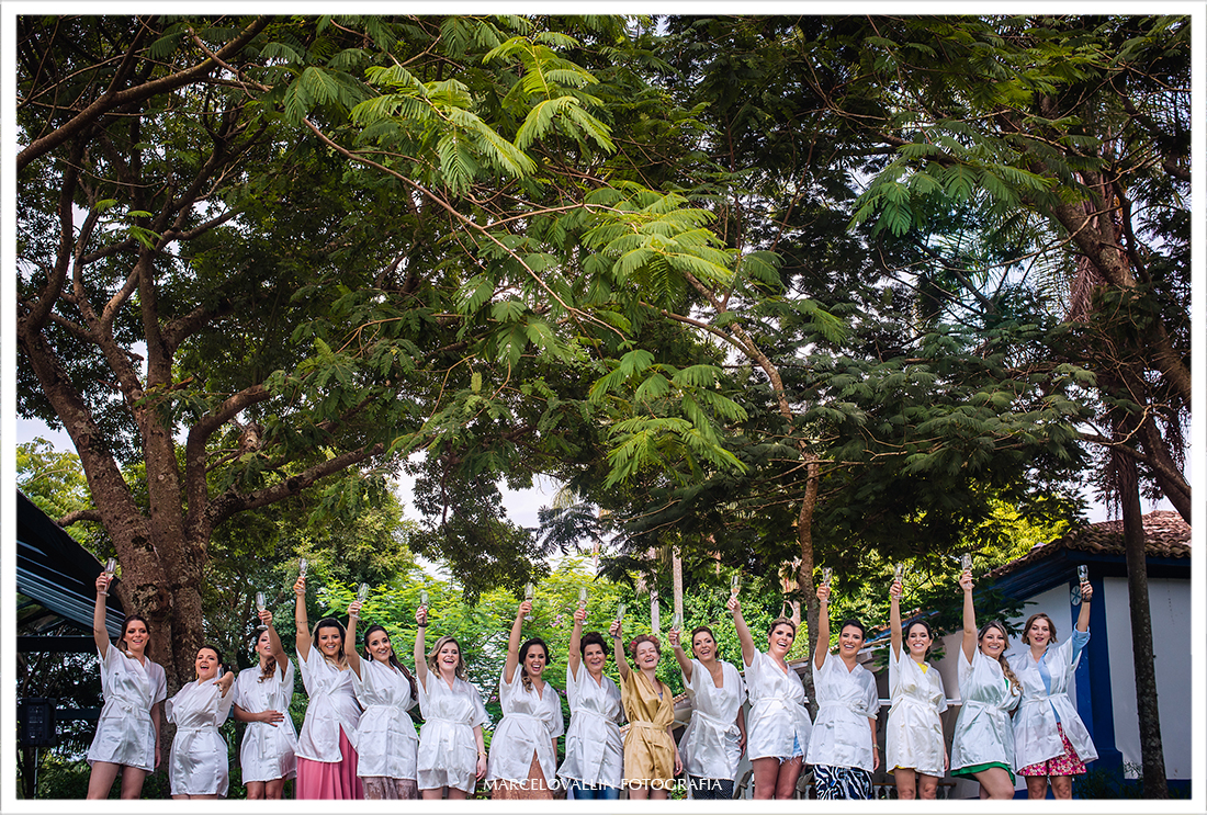 Foto de madrinhas e noiva em casamento na fazenda