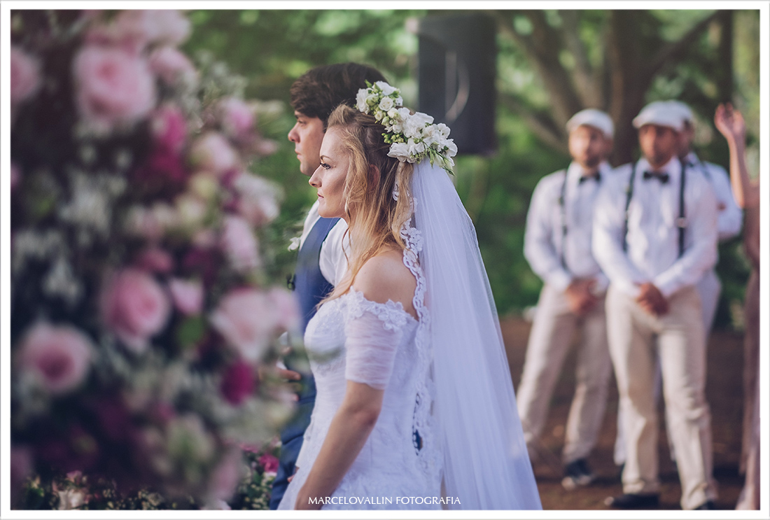 Foto ds noivos na cerimonia de casamento ao ar livre