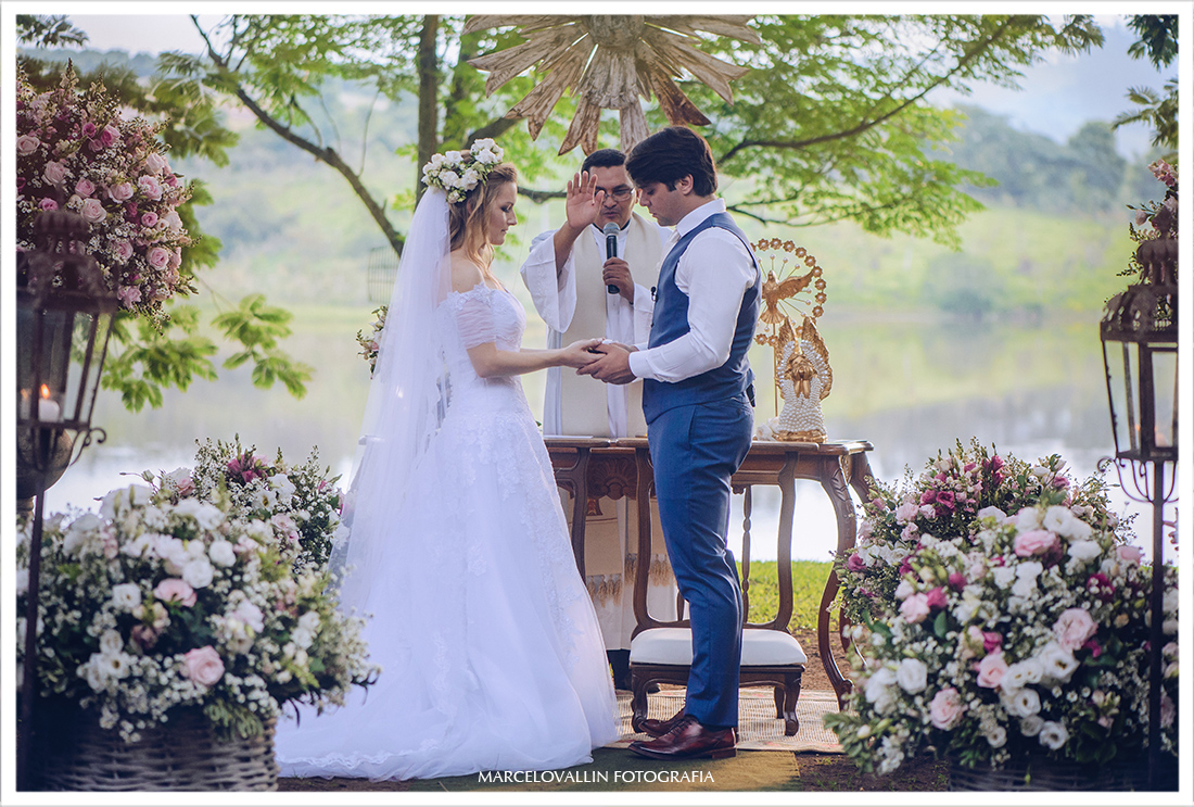 Foto de troca d alianças em cerimonia de casamento