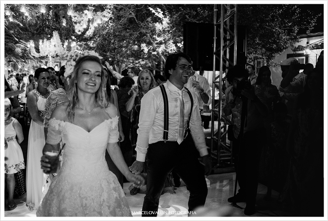 Noivos dançando em festa de casamento no campo