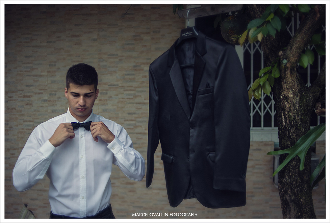 Foto do noivo se arrumando - Fotografia de Casamento Rj