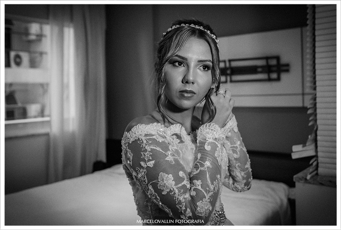 Foto da noiva colocando brinco - Fotografia de Casamento RJ