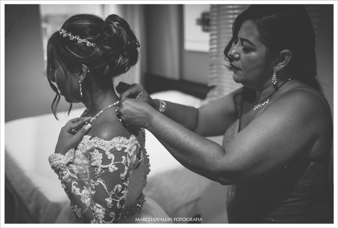 Mãe da Noiva arrumando vestido da Noiva