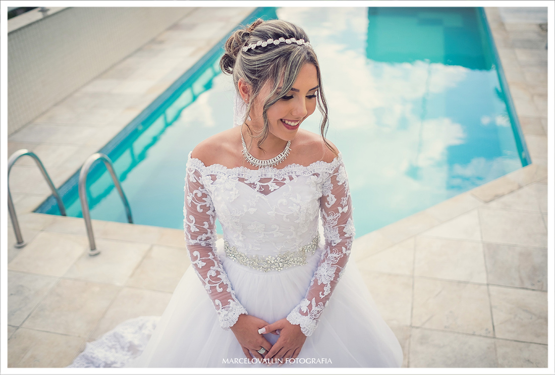 Foto da Noiva com vestido antes da Cerimônia de casamento