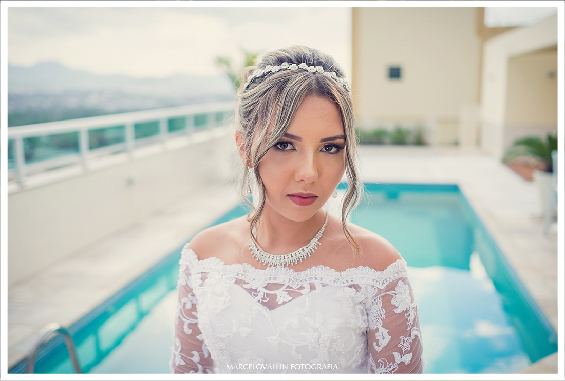 Foto da Noiva com vestido antes da Cerimônia de Casamento