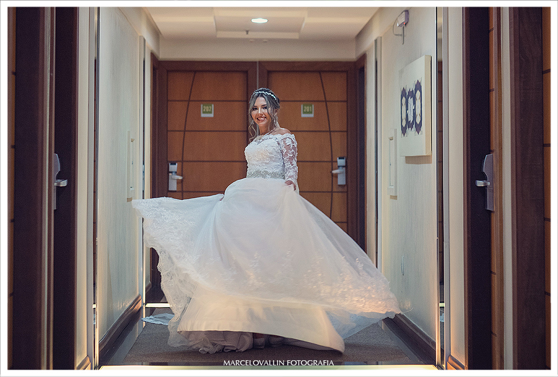 Foto da Noiva com vestido rodando