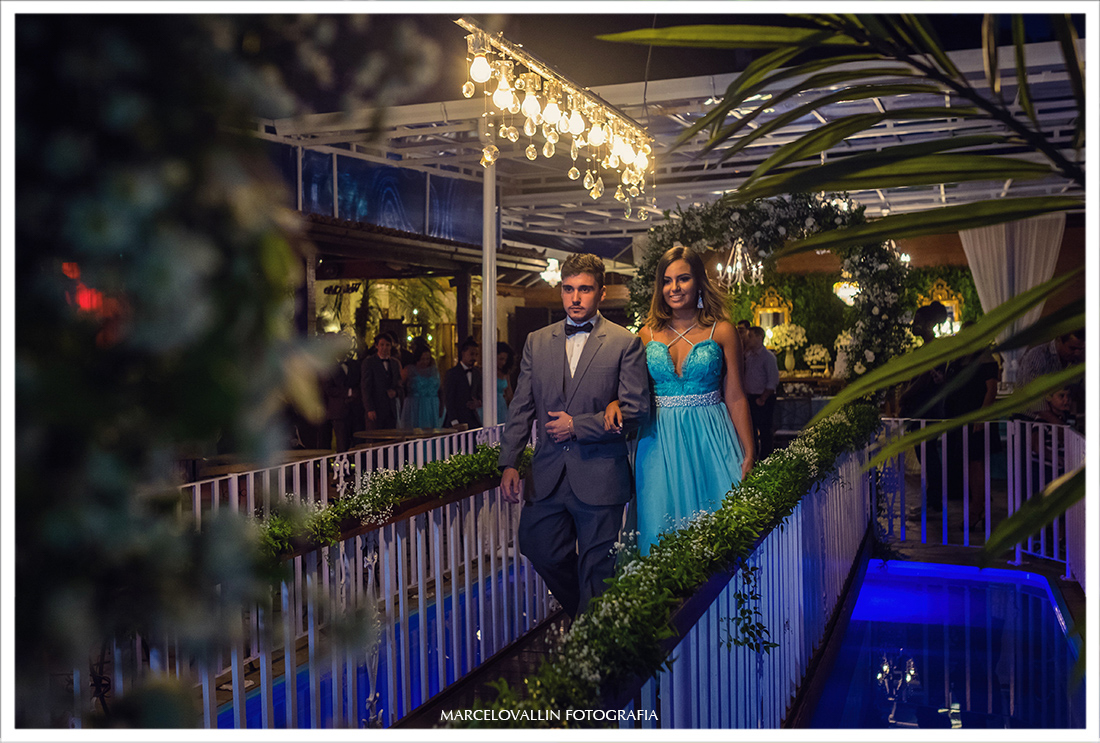 Foto de padrinhos entrando na cerimônia de Casamento