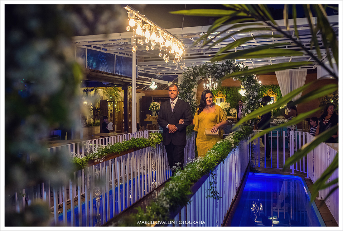 Fotografia de padrinhos entrando na cerimônia de Casamento