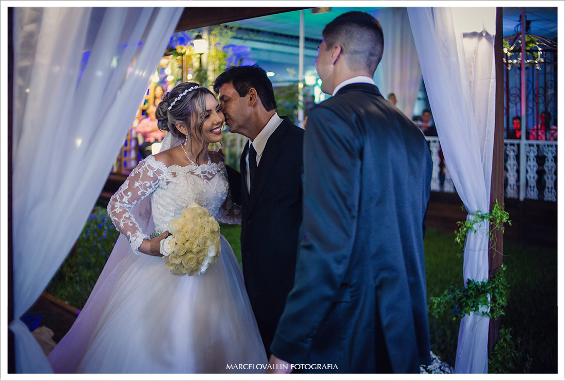 Foto dos Noivos na cerimonia de casamento Sítio do Meu Pai