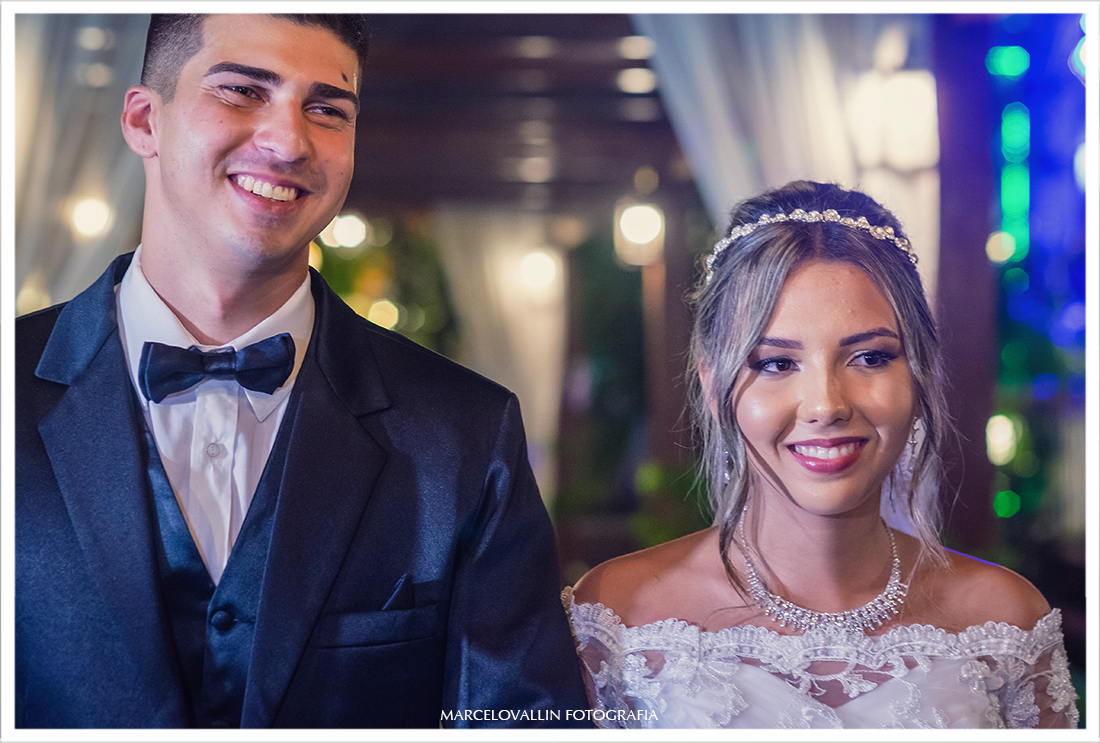 Foto de noivos rindo na cerimonia de Casamento