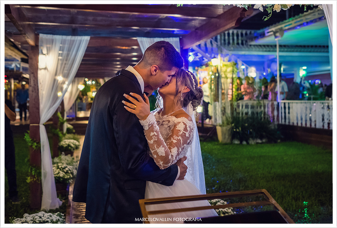 Beijo dos noivos na cerimonia de Casamento