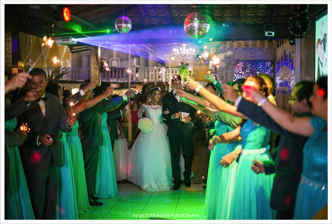 Saída dos noivos da cerimonia de casamento