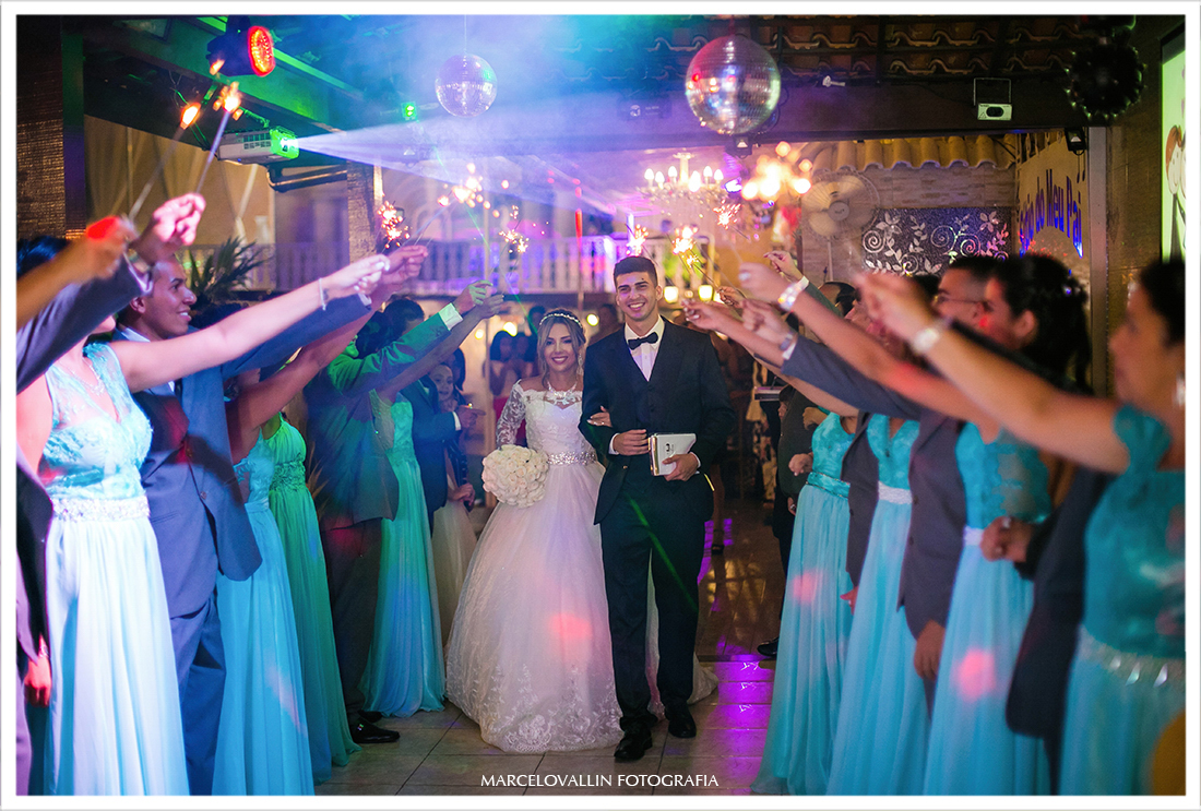 Noivos entre os padrinhos na saída da cerimonia de Casamento