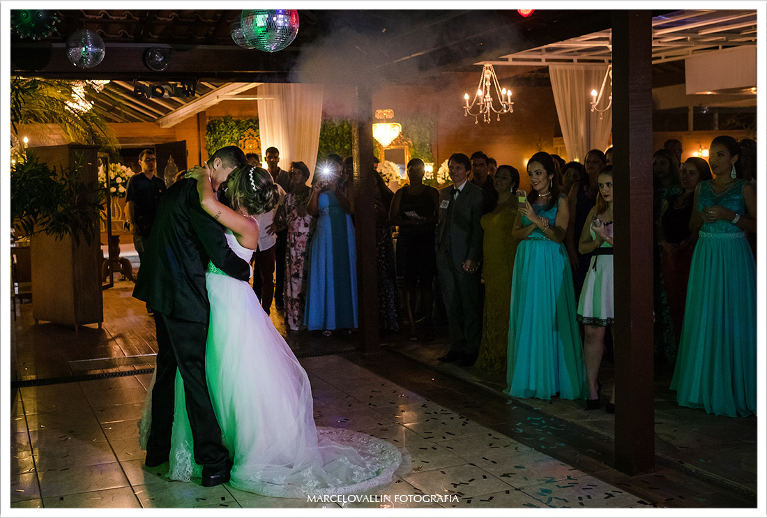 Noivos dançando em festa de casamento