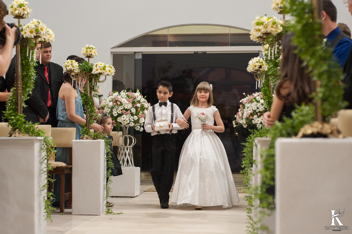 daminha, pagem, dama de honra, noiva, casamento, noivo, decoração de casamento, katy tesser, fotografo, parana, aliança de casamento
