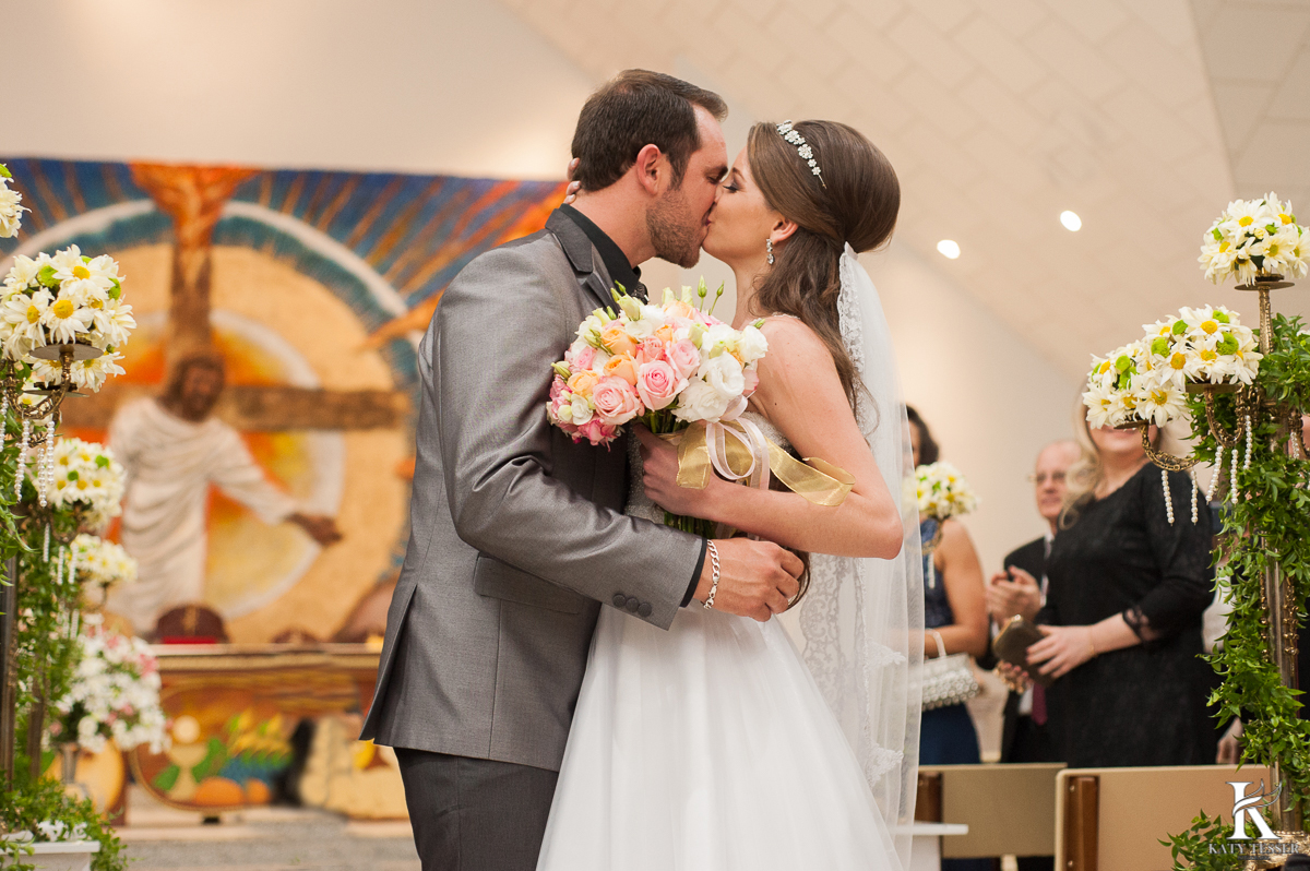 noivo, noiva, casamento, aliança, vestido de noiva, bouquet, traje do noivo, sapato do noivo, decoração de casamento, katy tesser, fotografo, parana, beijo