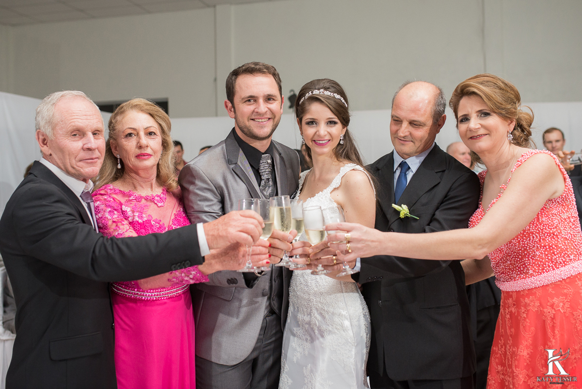 brinde dos noivos, champanhe, noivo, noiva, bouquet, vestido de noiva, casamento, katy tesser, fotografo, parana