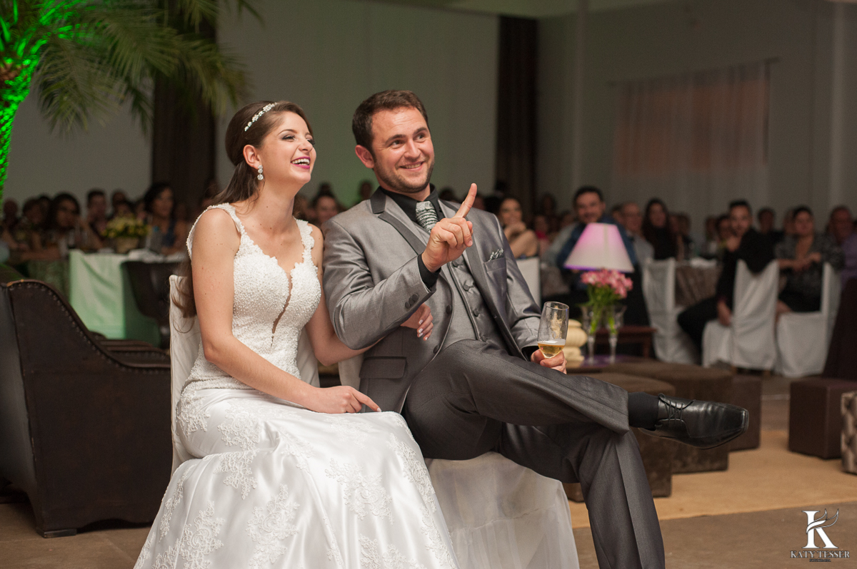 brinde dos noivos, champanhe, noivo, noiva, bouquet, vestido de noiva, casamento, katy tesser, fotografo, parana, doces de casamento, decoração de casamento