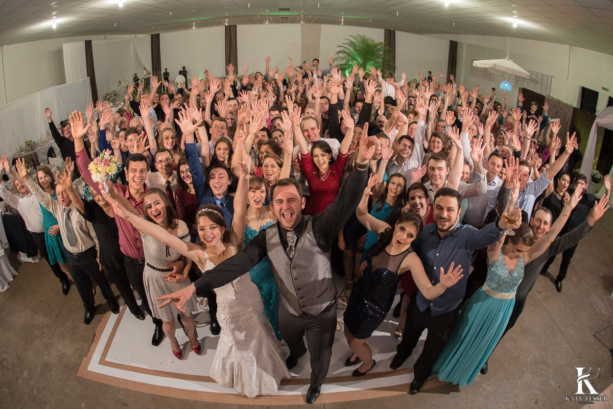 brinde dos noivos, champanhe, noivo, noiva, bouquet, vestido de noiva, casamento, katy tesser, fotografo, parana, doces de casamento, decoração de casamento, bouquet, festa de casamento