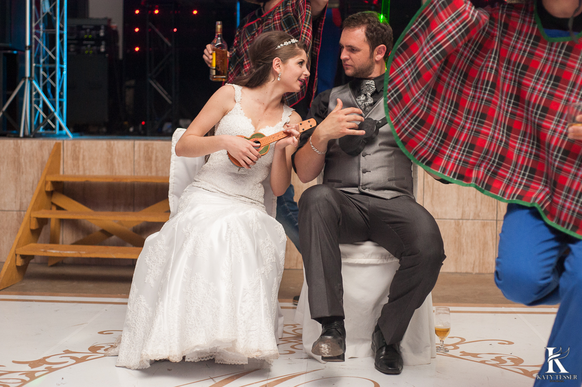 brinde dos noivos, champanhe, noivo, noiva, bouquet, vestido de noiva, casamento, katy tesser, fotografo, parana, doces de casamento, decoração de casamento, bouquet, festa de casamento