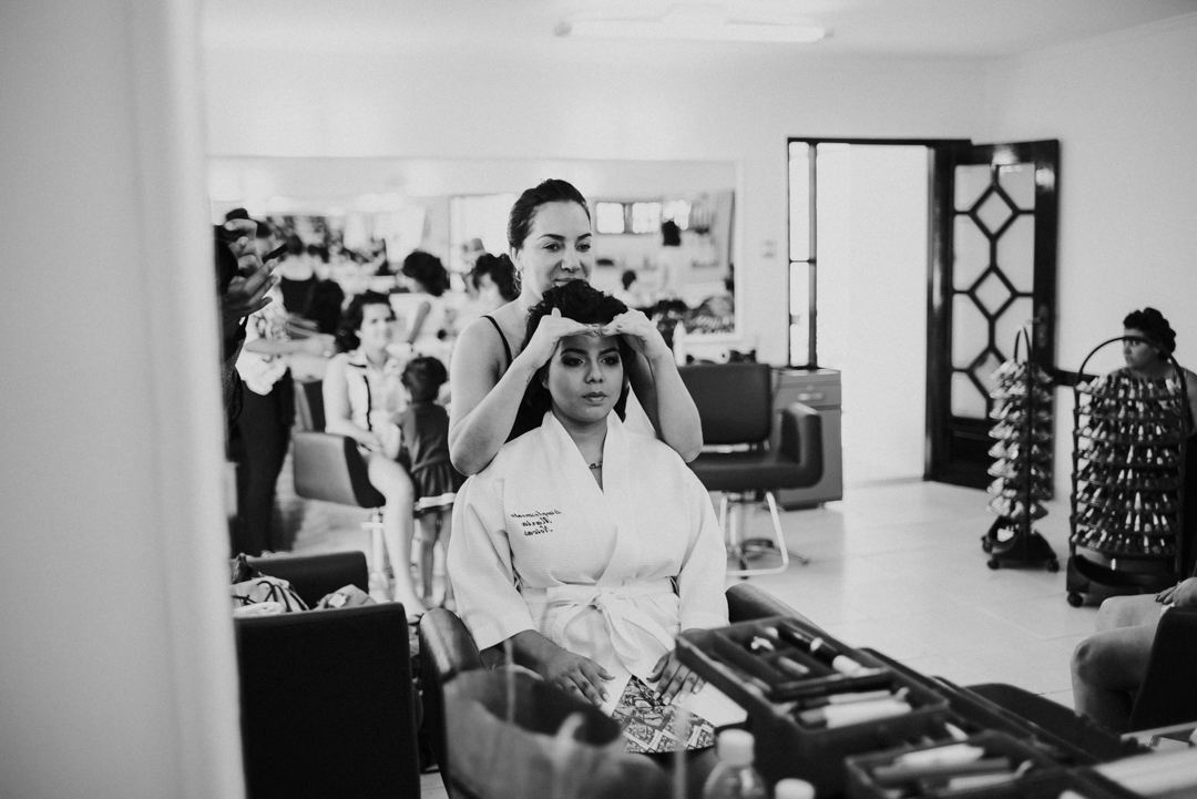 fotografia de casamento - noiva se olhando no espelho