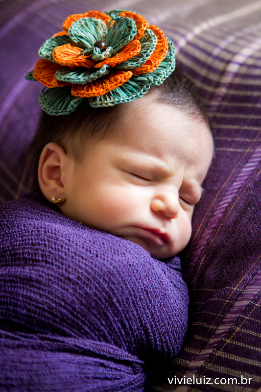 lado colorido na cabeça da bebe