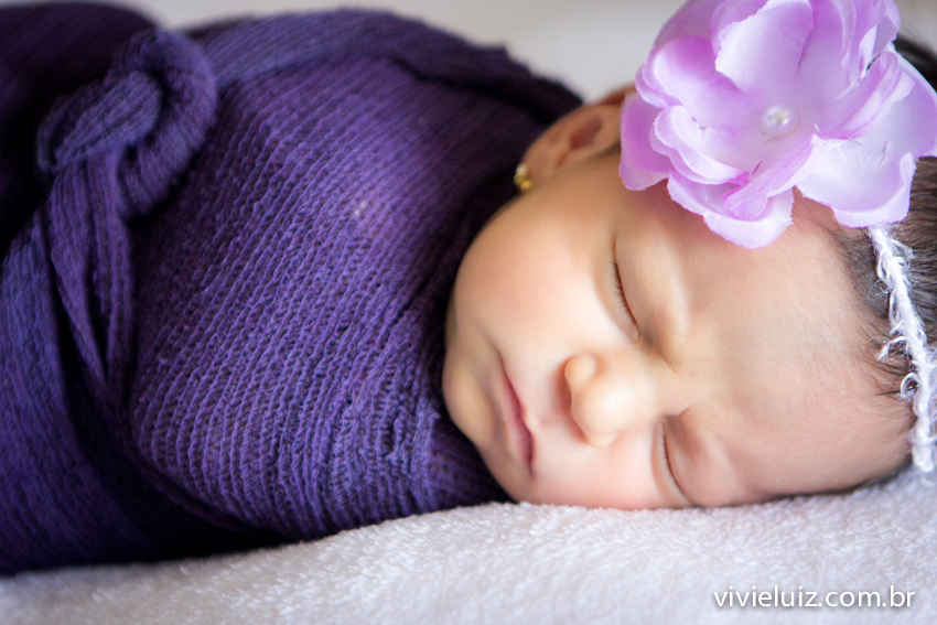 bebe com laço roxo