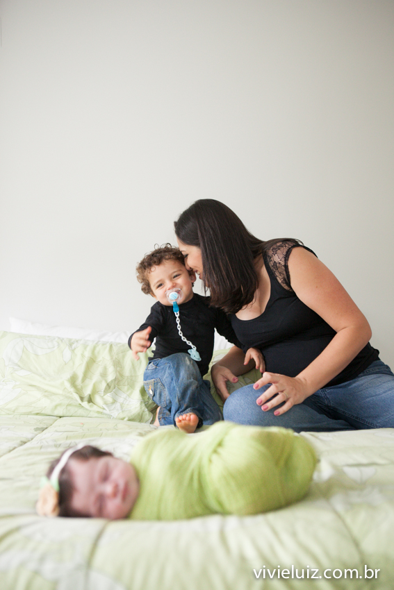 irmão fazendo bagunça com a mamae