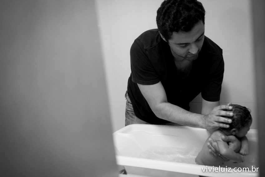 papai dando banho do filho