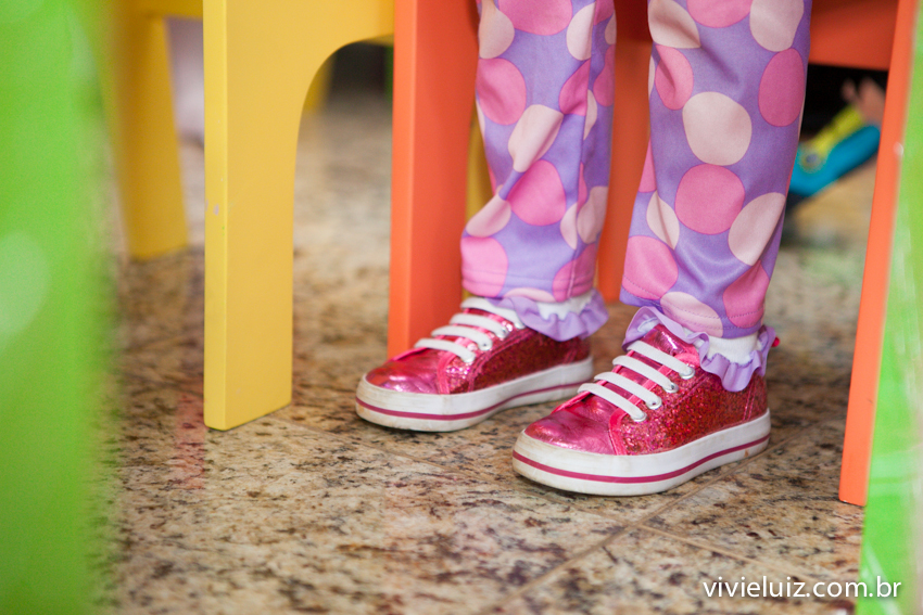 detalhes dos sapatos brilhantes