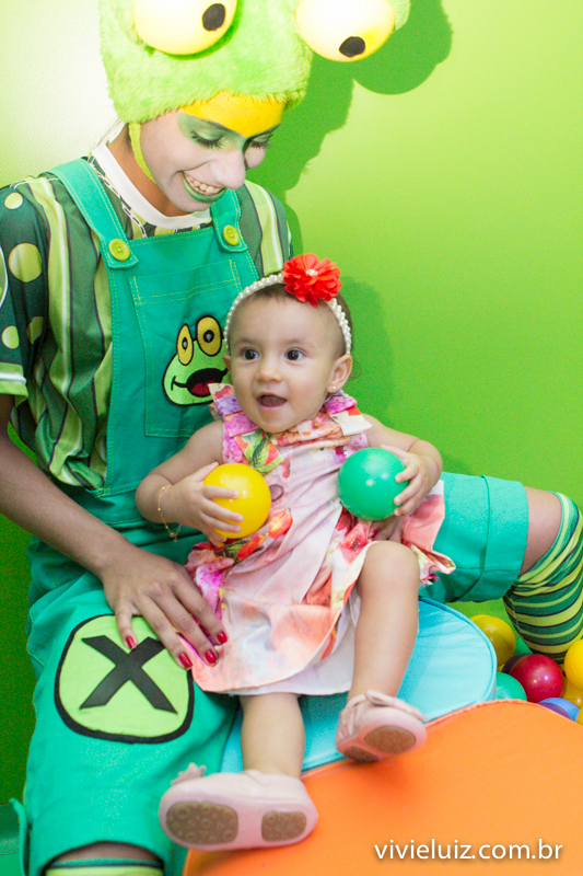 bebe no colo da sapinho da xuxa