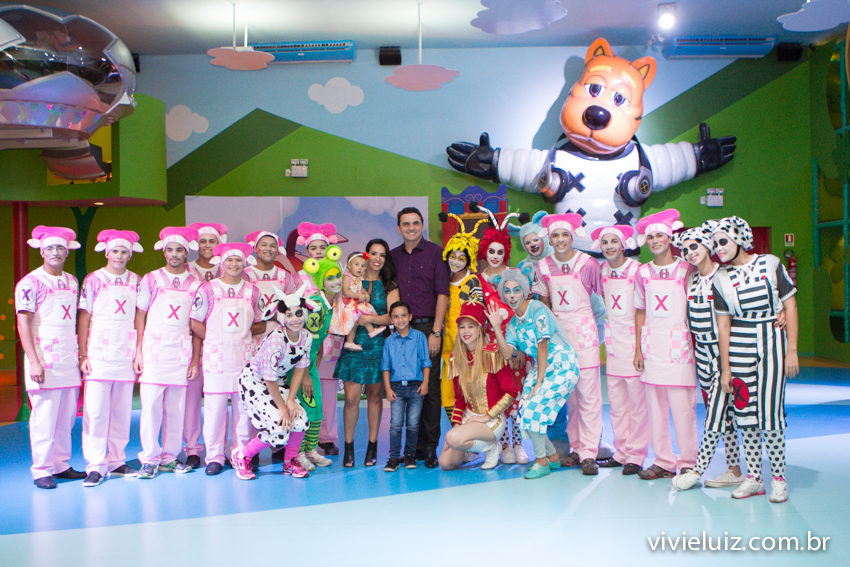 equipe e família casa x no aniversario da valentina
