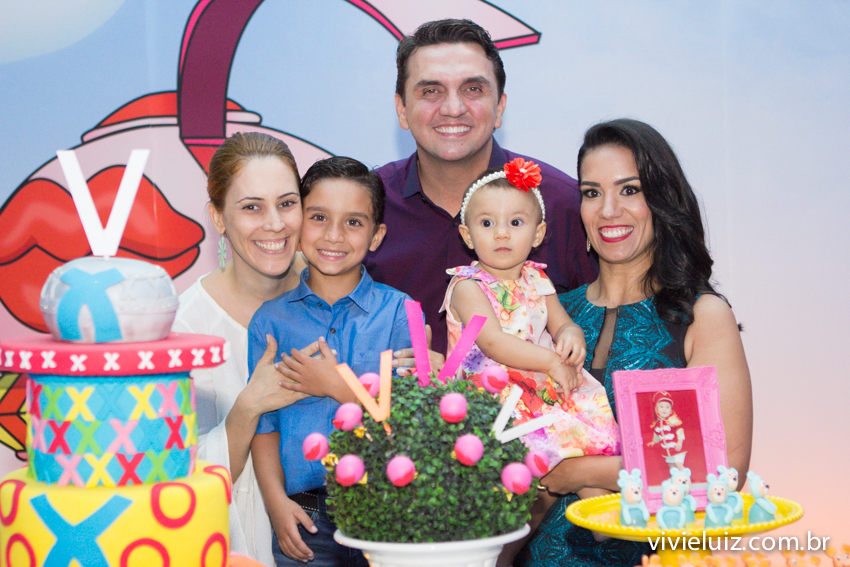 familia completa na mesa do bolo