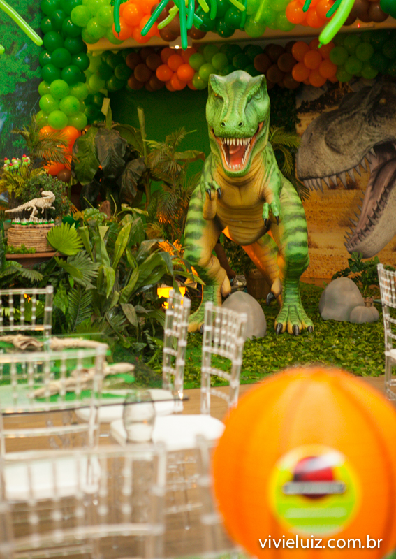 decoração de jurassic park tiranosauro rex ao fundo