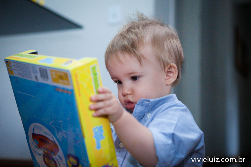 lorenzo olhando o brinquedo novo