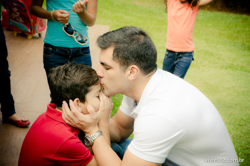 pai beijando filho