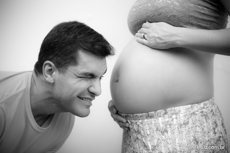 pai tenta ver a filha na barriga da mar