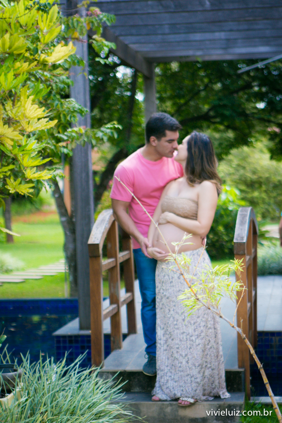 beijo do casal gravido
