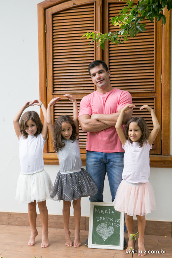 trigêmeas bailarinas com o pai