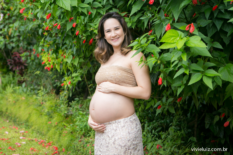 julyana mendes com flores vermelhas