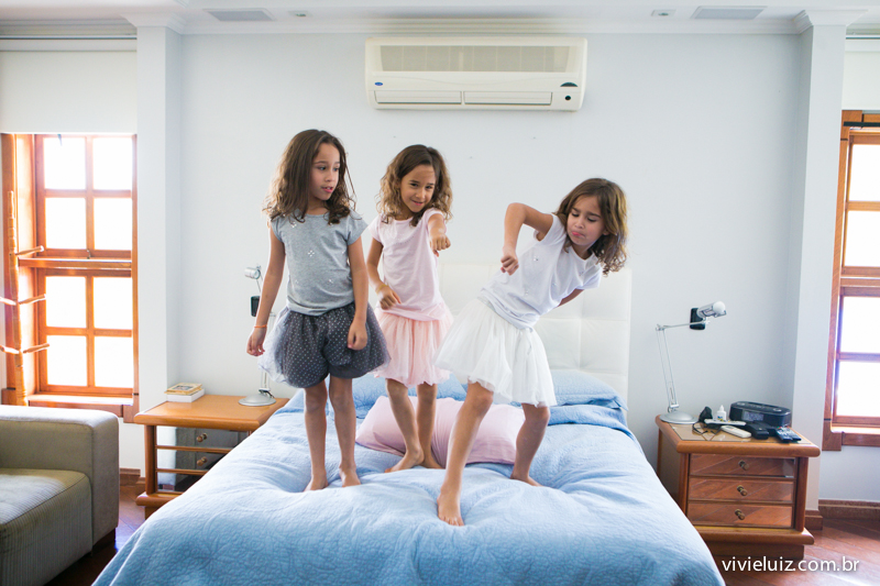 trigêmeas fazendo pose na cama da mae