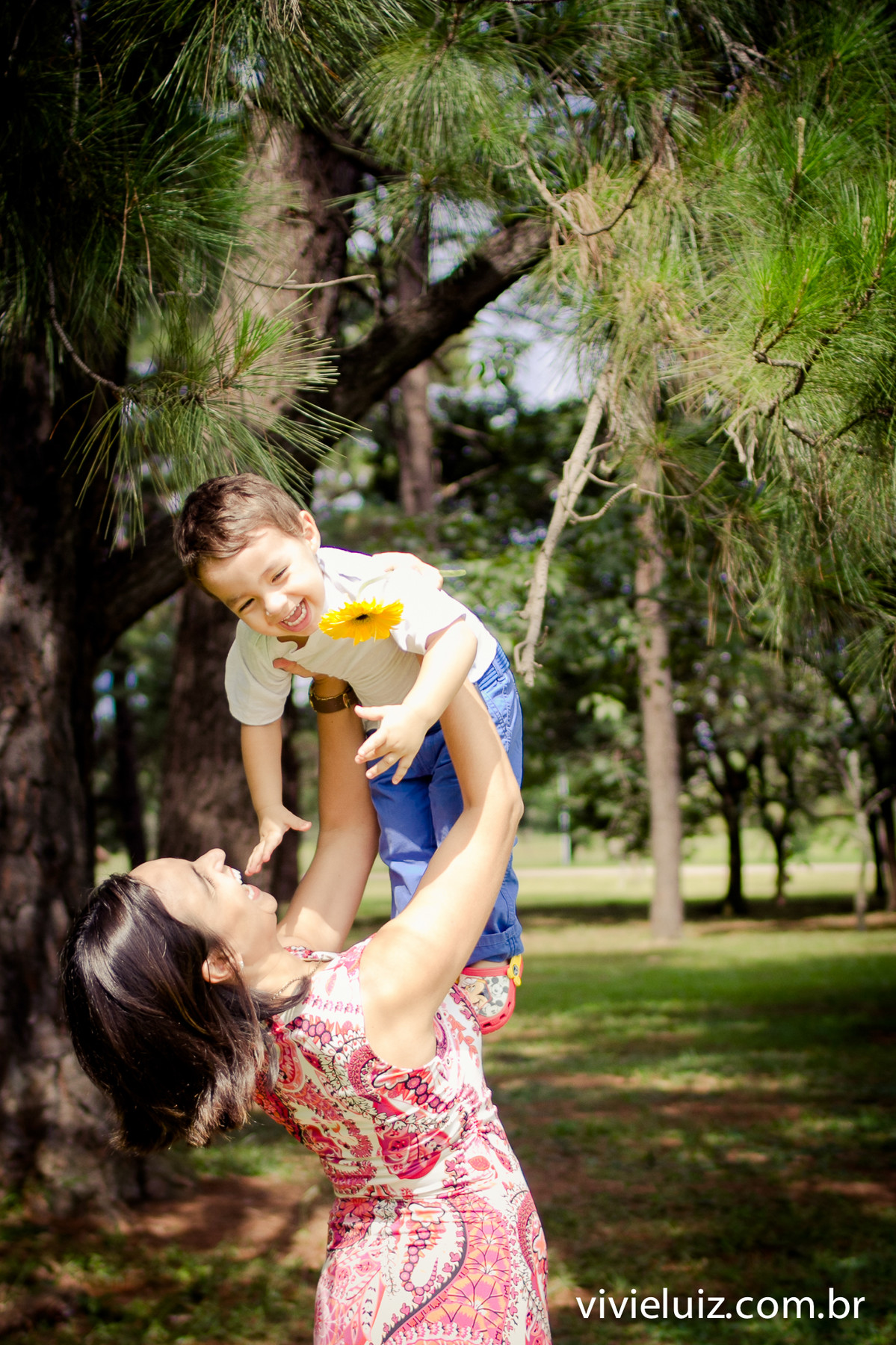 mae com filho no colo