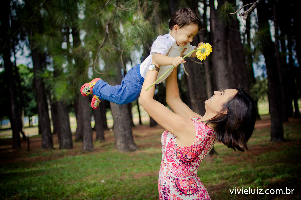 mae e filho no campo com gira-sol