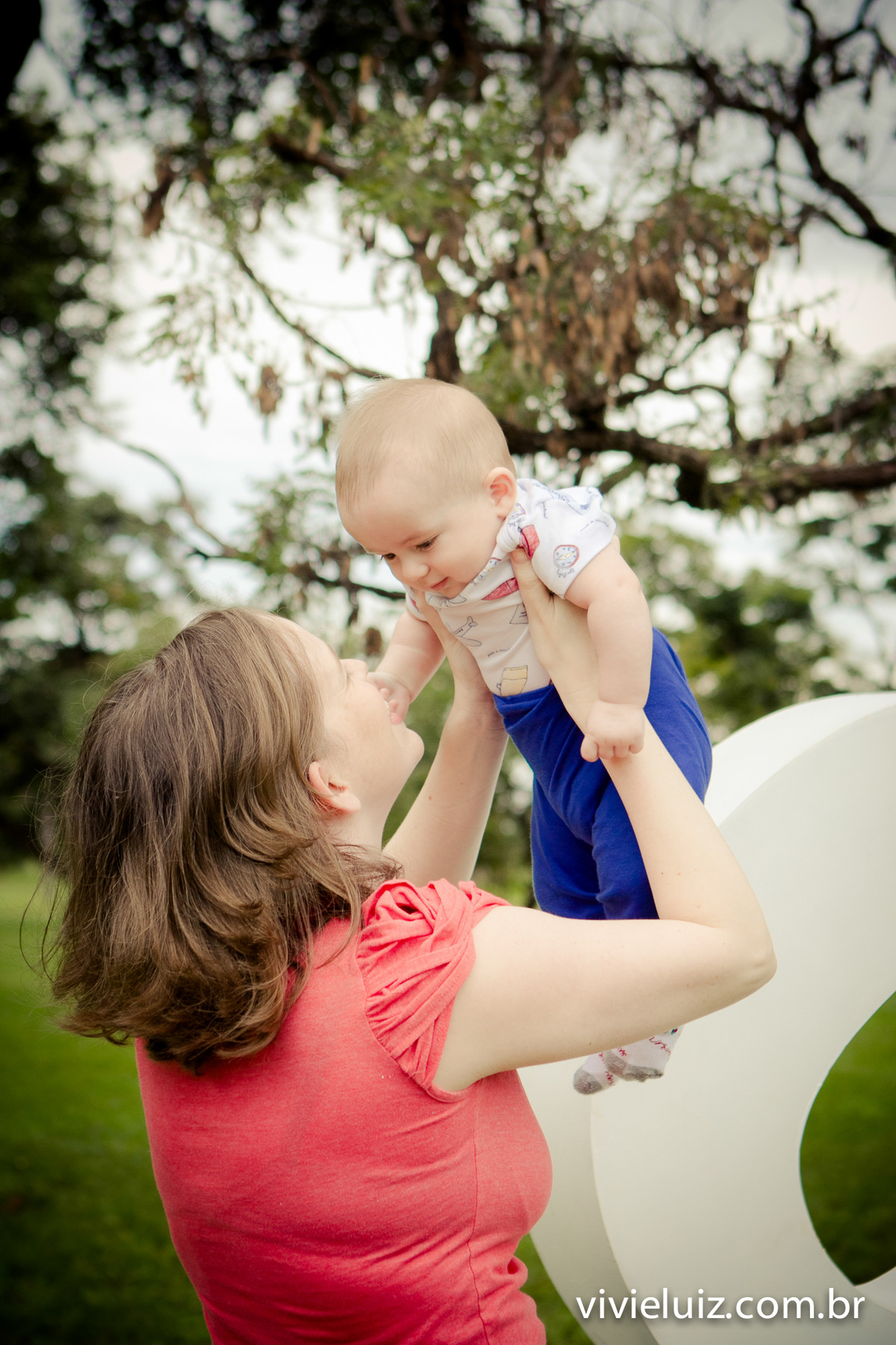 filho com mae brincando