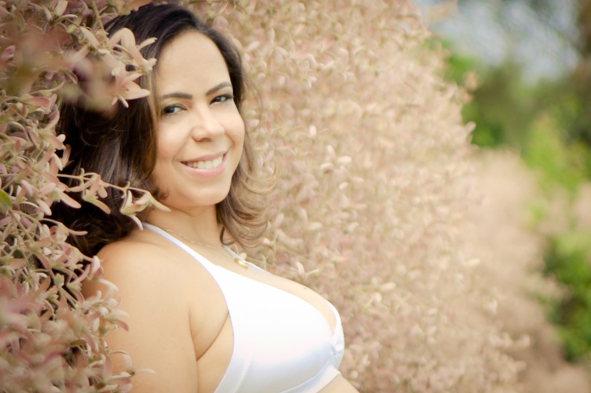 gestante com flores rosas