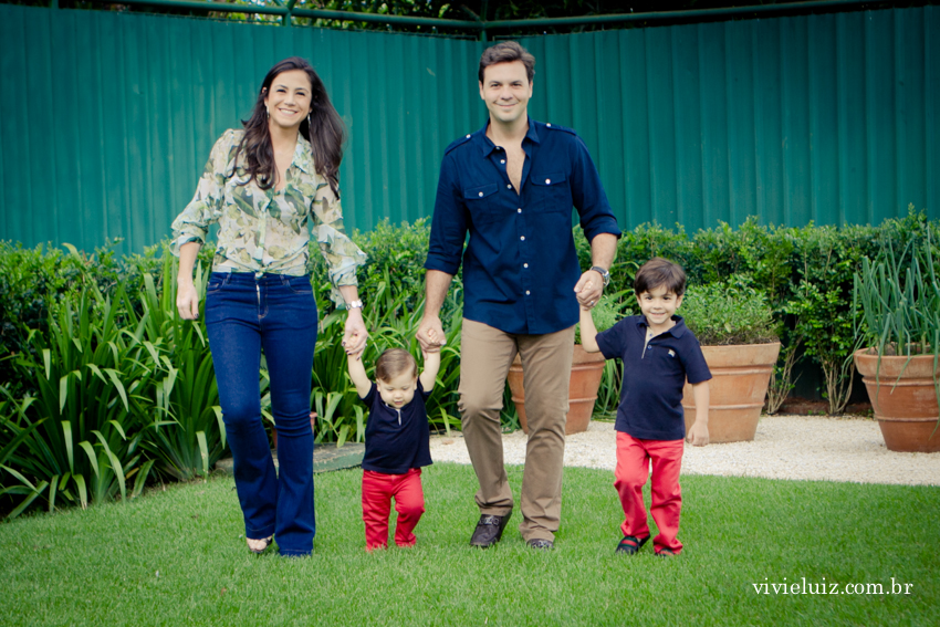 família no jardim