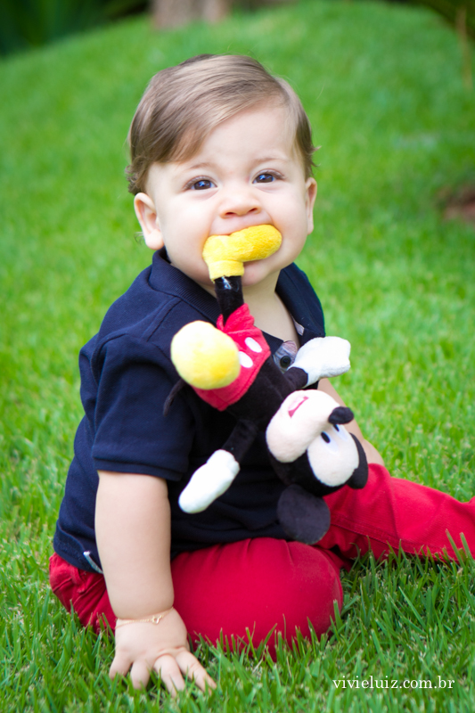 crianca com mickey