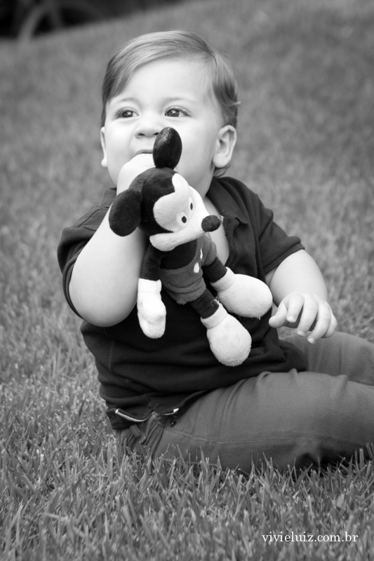 crianca brincando no jardim