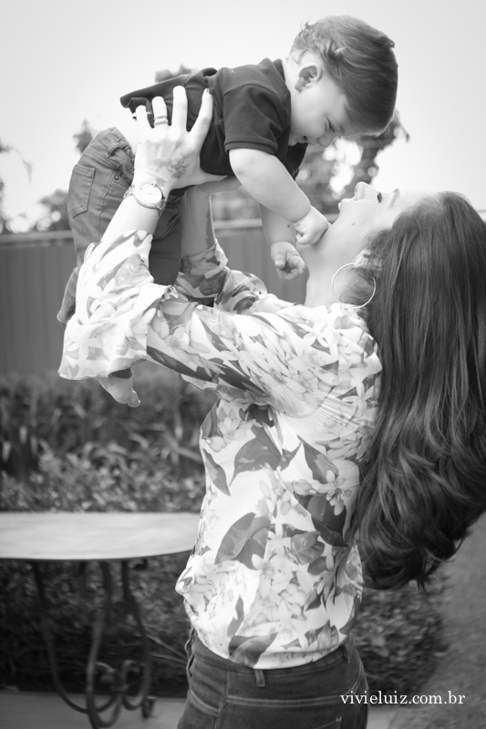 mae e filho no jardim